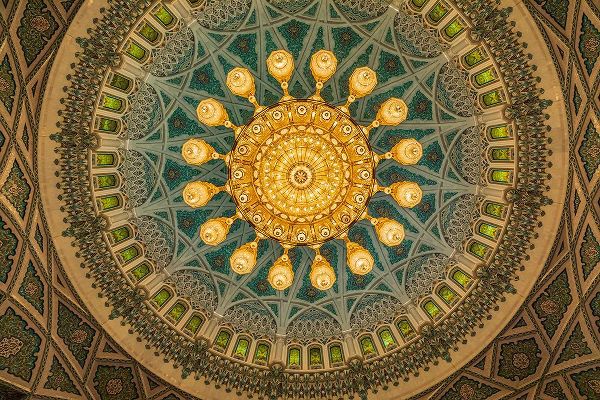 Wilson, Emily M. 아티스트의 Middle East-Arabian Peninsula-Oman-Muscat-Chandelier-Sultan Qaboos Grand Mosque in Muscat작품입니다.